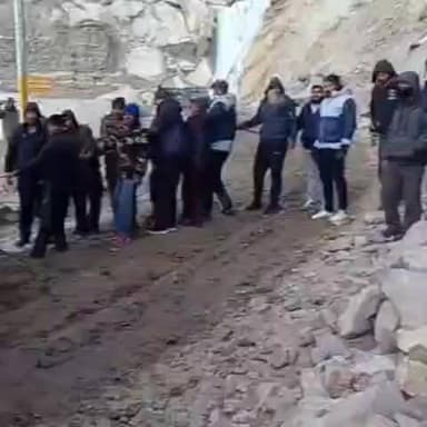 हंगरंग: मलिंग नाला के समीप सड़क में फंसे ट्रक को लोगों ने निकाला बाहर, वीडियो आया सामने