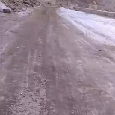 हंगरंग: हाँगरंग घाटी की सड़कें जमकर शीशे में तब्दील, वाहनों के टायर फिसल रहे