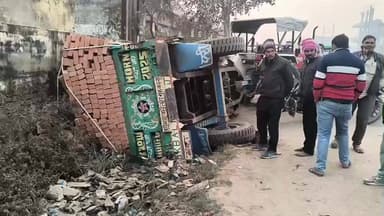 जौरा: शहर में एमएस रोड पर बोज स्कूल के पास ईंटों से भरी ट्राली पलटी, बड़ा हादसा टला