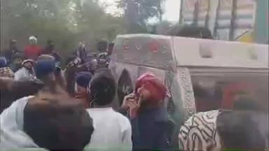 टूंडला: पश्चिम बंगाल में बीमारी से हुई अग्निवीर की मौत के बाद जरौली कट पर शव रोका गया, सरकारी एंबुलेंस की मांग