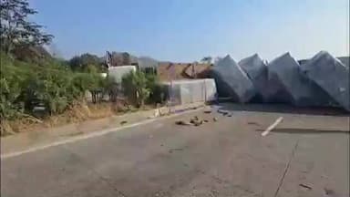 पालघर: राष्ट्रीय महामार्गावर वाडा खडकोना नजीक ट्रेलर उलटून अपघात