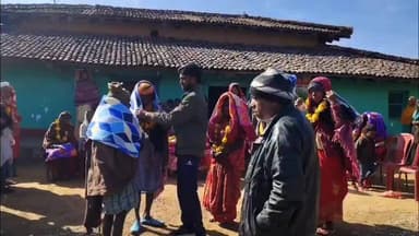 रंका: रंका प्रखंड के चुतरु पंचायत में उपमुखिया ज्याउद्दीन अंसारी ने 50 जरूरतमंदों को अपने खर्च से कंबल बांटे