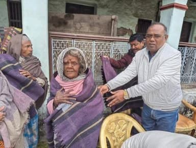 अमौर: अमौर प्रखंड क्षेत्र में कड़ाके की ठंड को देखते हुए बीडीओ ने जरूरतमंद विधवा, विकलांग एवं बुजुर्गों को कंबल वितरण किया