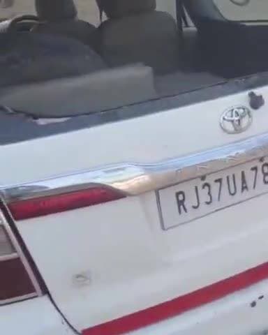 जायल: बड़ी खाटू थाना क्षेत्र से अज्ञात आरोपी किराए की कार लेकर फरार हो गए, नाकाबंदी के दौरान पलटी गाड़ी