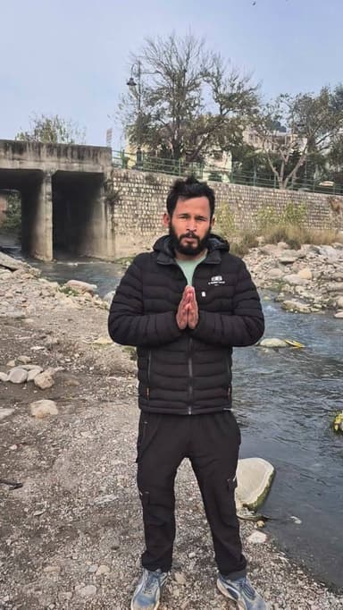 ऋषिकेश त्रिवेणी घाट मां गगां में जा रहा है सीवर (लैट्रीन) का पानी , मोदी जी का नमामी गगें प्रोजेक्ट ?