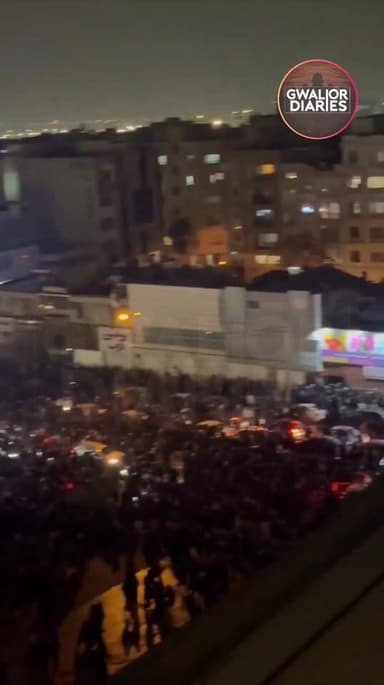 ईरान में महंगाई पर फूटा जनाक्रोश: 100 से ज्यादा शहरों में उग्र प्रदर्शन, इंटरनेट बंद...
ईरान इन दिनों भारी महंगाई के चल...