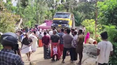 ഉടുമ്പൻചോല: നെടുങ്കണ്ടം താന്നിമൂട്ടിൽ ടോറസ് ലോറി വീടിന് മുകളിലേക്ക് മറിഞ്ഞ് വീട് തകർന്നു