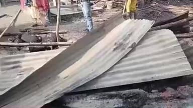 दिघलबैंक: चैन मंगूरा में भीषण आग से कई मवेशियों समेत एक घर जलकर राख
