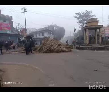 गोला गोकरणनाथ: गोला नगर में विकास चौराहे पर आधी रात गन्ना भरी ट्राली पलटी