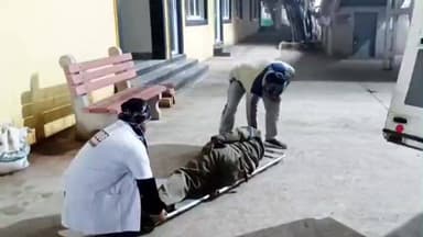 शिकोहाबाद: शिकोहाबाद स्टेशन पर ट्रेन में चढ़ते समय गिरा यात्री, टला बड़ा हादसा, घायल यात्री के लिए देवदूत बनी 108 एंबुलेंस टीम