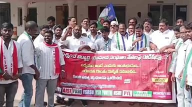 విద్యార్థి నాయకులపై పెట్టిన పీడీ యాక్ట్ కేసులు నమోదు చేయాలని కోరుతూ అమలాపురంలో విద్యార్థి సంఘాల నిరసన