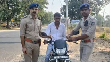 છોટાઉદેપુર: ઝોઝ પોલીસ સ્ટેશન વિસ્તારમાં પોલીસ અધિકારીઓને કર્મચારીઓ દ્વારા ટુ વ્હીલર ચાલકોને સેફ્ટી તાર લગાવવાની કામગીરી હાથ ધરાઈ.