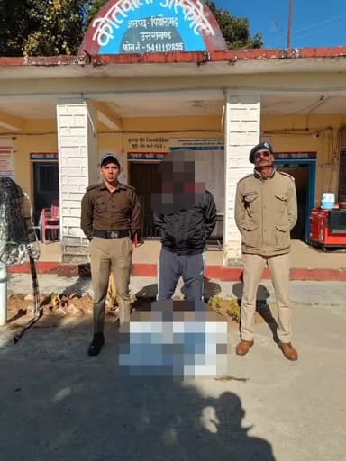 डीडीहाट: कोतवाली अस्कोट पुलिस ने 30 लीटर अवैध कच्ची शराब के साथ एक व्यक्ति को किया गिरफ्तार