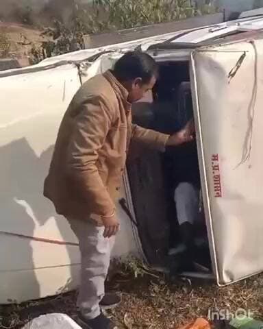 रन्नौद: माढा घाटी पर तहसीलदार की बोलेरो पलटी, ड्राइवर समेत दो घायल, मंडल अध्यक्ष और पार्षदों ने घायलों को बाहर निकाला
