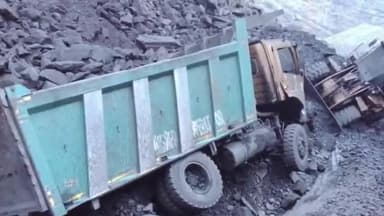 पुनासा: मूंदी थाना क्षेत्र के पुरनी मार्ग पर राखड़ से भरा डंपर पलटा, दो युवक घायल