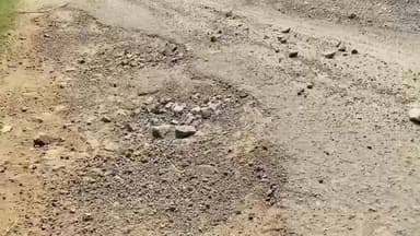 ஆண்டிப்பட்டி: எட்டப்பராஜபுரம் - மரிக்கூண்டு சேதமடைந்த சாலையை புதுப்பித்து அகலமான சாலையாக அமைத்து தர கிராம மக்கள் கோரிக்கை