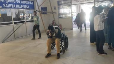 रायडीह: हेसाग गांव के पास स्कूटी सवार अनियंत्रित होकर गिरा, सदर अस्पताल में इलाज जारी