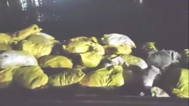 पुनासा: धार्मिक नगरी ओंकारेश्वर शर्मसार, नर्मदा में कचरा फेंकने पर लोगों का फूटा गुस्सा