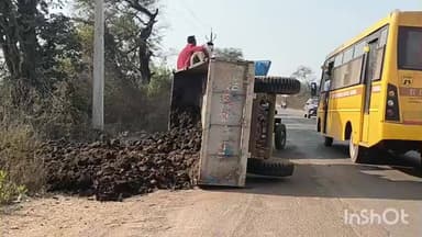 डौण्डीलोहारा: बेयरिंग फटने से अनियंत्रित हुआ मिट्टी से भरा ट्रैक्टर, सड़क किनारे पलटा — बड़ा हादसा टला