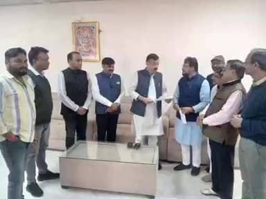 गाडरवारा: कैबिनेट मंत्री राव उदयप्रताप सिंह का गाडरवारा स्थित निवास पर आगमन, क्षेत्रीय जनों से की मुलाकात