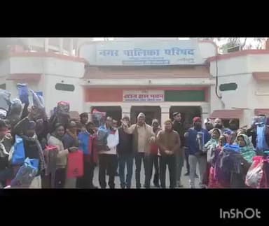 गोला गोकरणनाथ: गोला नगर पालिका में ठंड को देखते हुए पालिकाध्यक्ष ने सफाई कर्मियों को बांटे ट्रैकसूट