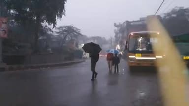 कालकाजी: राजधानी दिल्ली में सुबह हुई झमाझम बारिश, मौसम में बढ़ी ठंडक