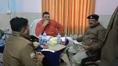 आज़मनगर: आजमनगर CHC में नाबालिक के बंध्याकरण प्रकरण मामले की अनुसंधान करने पहुंचे DSP डॉक्टर सहित अस्पतालकर्मियों से की पूछताछ