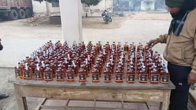 धोरैया: धोरैया पुलिस ने एक बाइक से 145 बोतल देसी मसालेदार शराब बरामद की, कारोबारी फरार