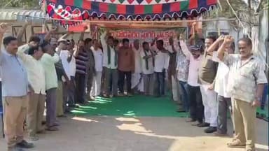 గోవాడ సూగర్ ఫ్యాక్టరీ వద్ద సాష్టాంగ నమస్కారం చేస్తూ నిరసన తెలిపిన చెరుకు రైతులు