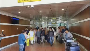 নকশালবাড়ি: শিলিগুড়ির জনসভায় যোগ দিতে বাগডোগরায় শমীক ভট্টাচার্য, ইডি হানা নিয়ে রাজ্য সরকারকে তীব্র আক্রমণ