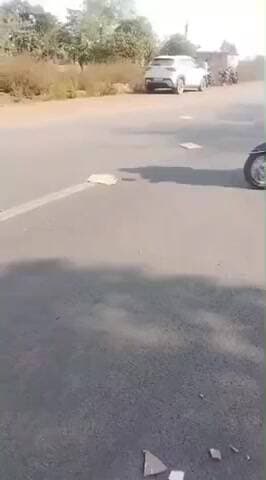 अभनपुर: अभनपुर राजिम मार्ग पर टाइल्स से भरी पिकअप वाहन पलटी, चालक नशे में था