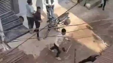 सिरमौर: बैकुंठपुर में पत्रकार और बेटों पर दर्जन भर लोगों का लाठी-डंडों और तलवारों से हमला, वीडियो वायरल