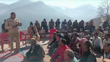 भटवाड़ी: मनेरी पुलिस ने ग्राम द्वारी में चौपाल लगाकर ग्रामीणों को नशा और साइबर अपराध के प्रति जागरूक किया