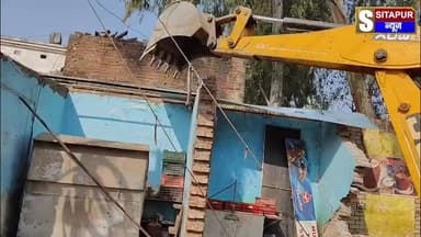 #सीतापुर सिटी स्टेशन पर गरजा बुल्डोजर 4 दुकानें गईं तोड़ी