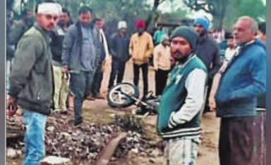 ढीमरखेड़ा: उमरियापान-स्लीमनाबाद रोड पर बड़ा हादसा टला, तेज रफ्तार ट्रक ने बाइक को रौंदा, बिजली का खंभा टेढ़ा