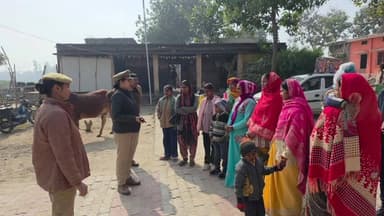 मुहम्मदाबाद गोहना: जनपद में कई जगहों पर पुलिसकर्मियों ने मिशन शक्ति के तहत अभियान चलाया, महिलाओं और युवतियों तथा छात्राओं को किया जागरूक