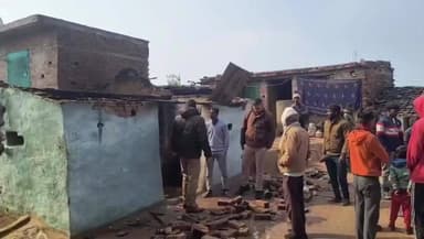 कौंच: परैथा गांव में शॉर्ट सर्किट से कच्चे मकान में लगी भीषण आग, चारपाई पर सो रहे बुजुर्ग की आग से जलकर हुई दर्दनाक मौत