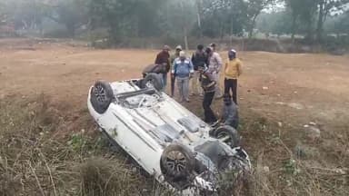 बीकापुर: रात के अंधेरे में खपरा डीह में छुट्टा जानवर सामने आने से कार सड़क के किनारे पलटी, सवारों को आई हल्की-फुल्की चोटें