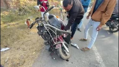 बलियापुर: स्कूल वैन और स्कूटी की टक्कर में स्कूटी चालक की मौत, आधा दर्जन बच्चे घायल