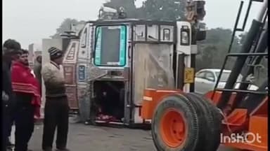 भोगांव: बेवर क्षेत्र में ऑटो को बचाने के प्रयास में कंटेनर अनियंत्रित होकर पलटा