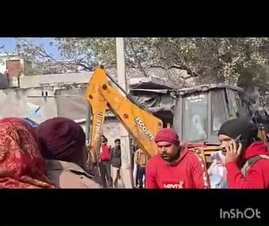 गोला गोकरणनाथ: गोला में पालिका की कार्रवाई आधी-अधूरी, गरीबों के खोखे हटे, फुटपाथ पर बड़े अतिक्रमण पर सन्नाटा