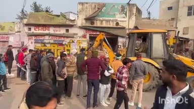 डीग: डीग में अतिक्रमण हटाओ अभियान तेज, गणेश मंदिर से नए बस स्टैंड तक चला जेसीबी का एक्शन