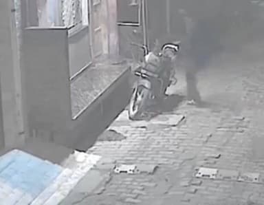 तिर्वा: तिर्वा के मंडी बाजार में घर के बाहर से बाइक चोरी, घटना सीसीटीवी कैमरे में कैद हुई