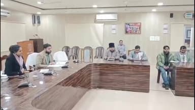 अमरोहा: पीएम सूर्य घर योजना में लापरवाही पर डीएम ने एसबीआई और केनरा बैंक को लगाई फटकार