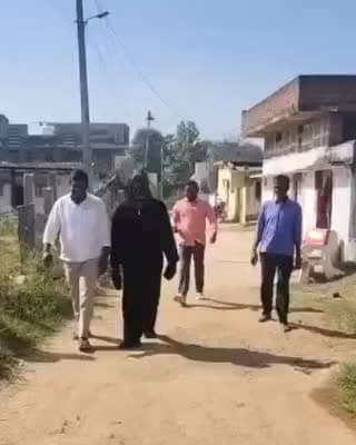 చేగుంట: దొంతి గ్రామంలో గరిల్ల వేషం వేసుకొని కోతను తరం వేస్తున్న వ్యక్తి