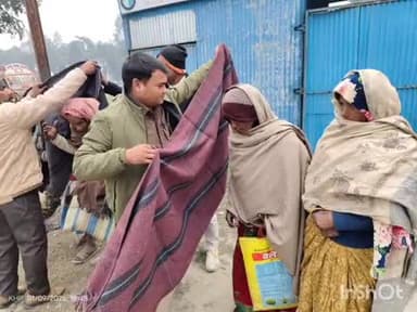 कृत्यानंद नगर: के नगर प्रखंड क्षेत्र में प्रखंड विकास पदाधिकारी और थाना अध्यक्ष ने आसहाय व्यक्तियों को कंबल वितरण किया