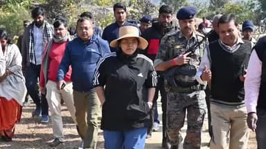 इटखोरी: उपायुक्त ने कालेश्वरी पर्वत स्थित मंदिर का औचक निरीक्षण किया, मूलभूत सुविधाओं को सुदृढ़ करने के निर्देश दिए