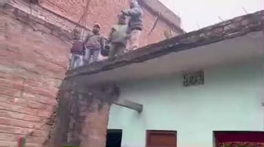 महुआ: महुआ थाना क्षेत्र के महुआ सिंह राय वार्ड 17 में अज्ञात चोरों ने बंद घर से लाखों का सामान चुराया