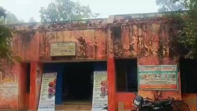 मेजा: मेजा सीएचसी भवन जर्जर, मरीज और डॉक्टर डर के साए में, मरम्मत की दरकार, जिम्मेदार बेखबर