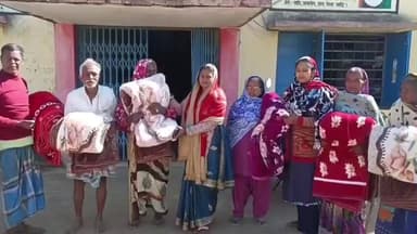 दारू: सिझुआ के आदिवासियों और डुमर के जरूरतमंदों के बीच कंबल बांटे गए